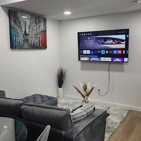 Modern 2 Bedroom Basement Suite At West Edmonton Exterior foto