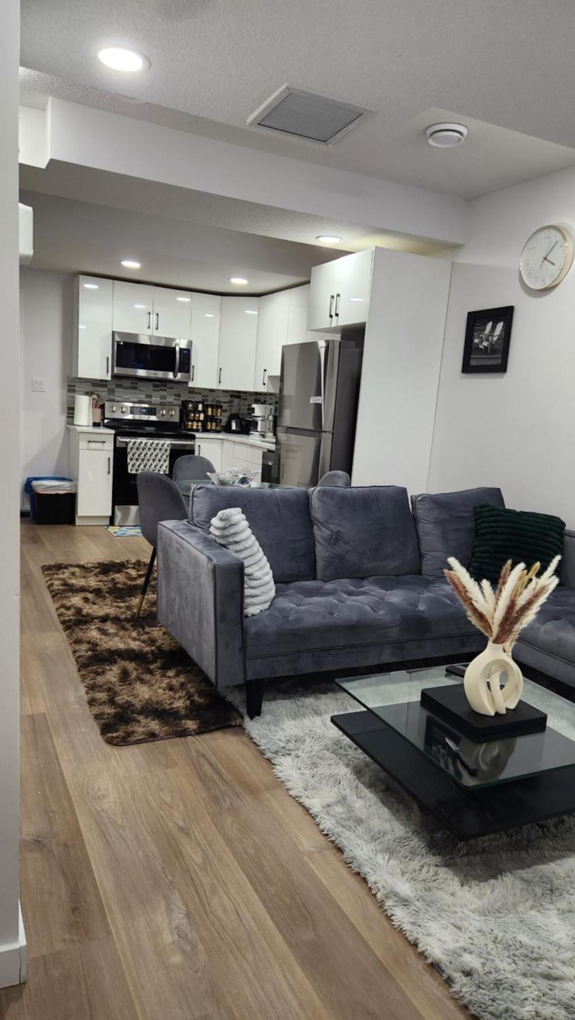 Modern 2 Bedroom Basement Suite At West Edmonton Exterior foto
