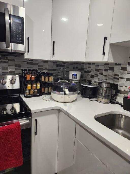 Modern 2 Bedroom Basement Suite At West Edmonton Exterior foto